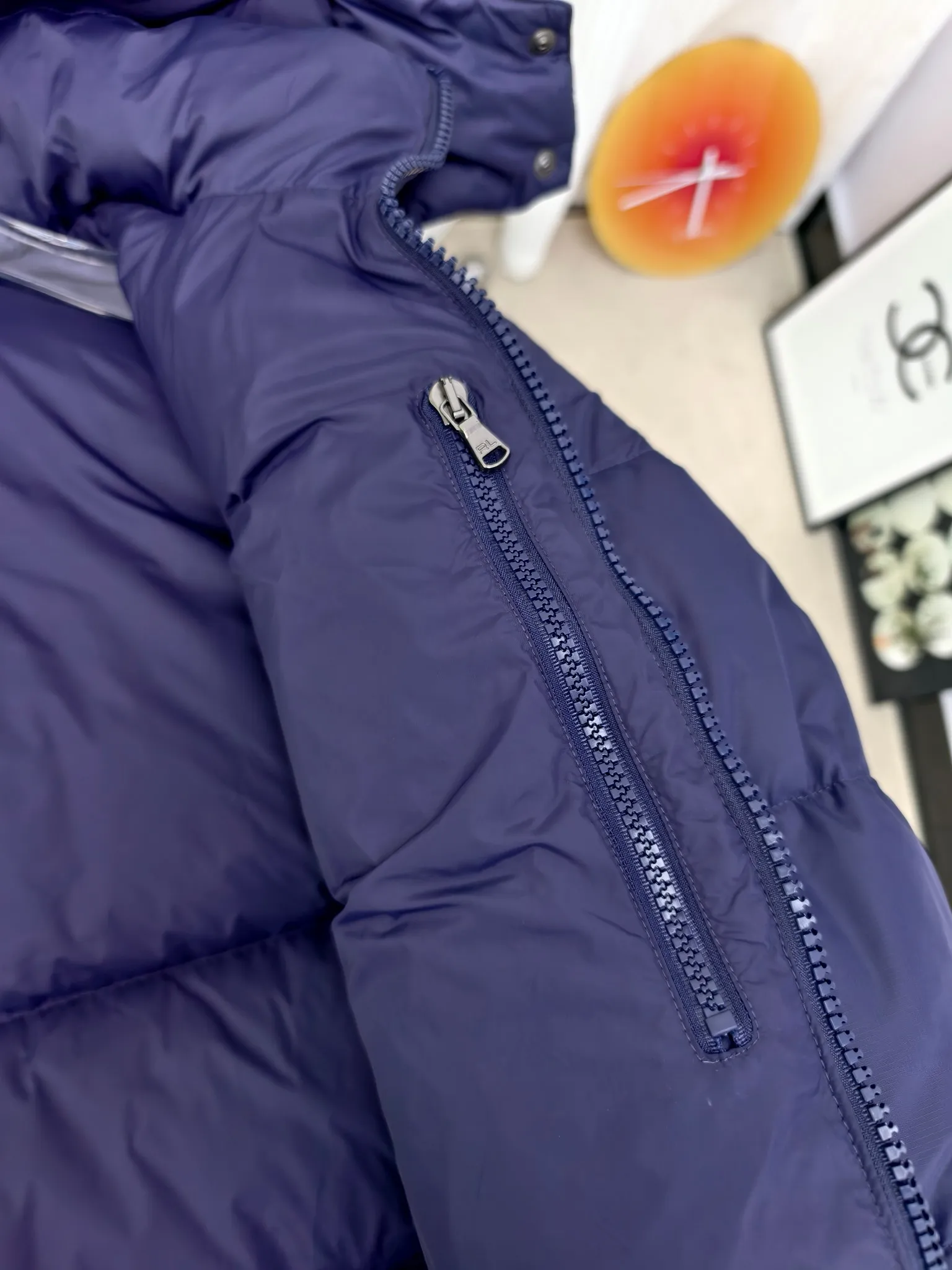 Style number: Y 177 Polo Ralph Lauren 2025 pony embroidered glossy half-turtle collar down jacket, neatly cut to create a smart posture, return to the hustle and bustle of the city. Filled with white duck down, it is warm and comfortable without being bulky, without losing personality and looking low-key! It has a certain sense of hierarchy! Original custom fabric. With a certain sense of color Color: Glossy Black Matte Black Dark Blue Size: S M L XL XXL